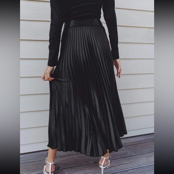 Boho black pleated midi skirt - Picture 2 of 4